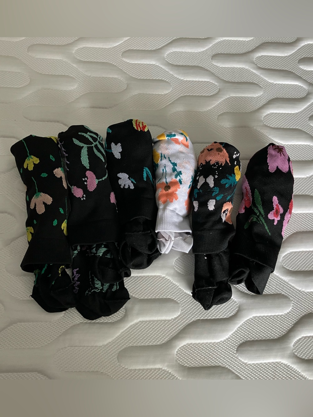 Set of 6 pairs of floral pattern Compression socks EUC size 5-9 Women’s